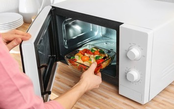 Cảnh báo: Tuyệt đối không cho thứ này vào lò vi sóng kẻo gây nổ, nhiễm độc cả nhà!