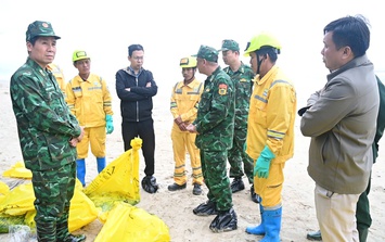 Hàng chục tấn dầu tràn vón cục trôi dạt vào bờ biển Huế