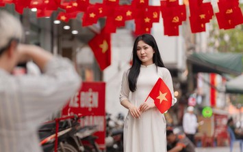 Giới trẻ mặc áo dài, cầm cờ Tổ quốc hào hứng check-in dịp đại lễ 30/4