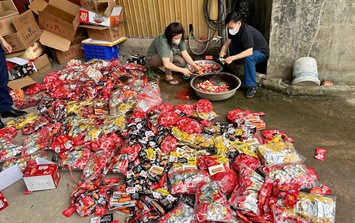 Tiểu thương công khai bày bán hàng tấn thực phẩm bẩn 'made in China' nhiều 'không'