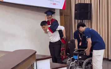 Tin sáng 11/5: Xúc động nam sinh cõng bạn thân lên nhận bằng tốt nghiệp ĐH Bách khoa Hà Nội; người dân xếp hàng thu gom, 'giải cứu' dưa hấu khi xe tải gặp nạn