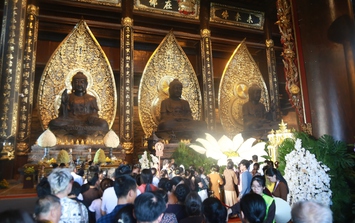 'Biển' người đến chùa Tam Chúc ở Hà Nam chiêm bái xá lợi Đức Phật