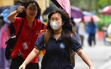 Những thí sinh đầu tiên bước vào kỳ thi lớp 10 ở Hà Nội năm 2025