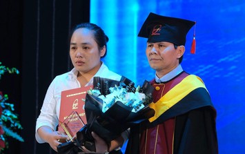 Chị gái bật khóc lên nhận bằng tốt nghiệp thay em đã mất