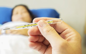 Cách phân biệt sốt phát ban, sốt xuất huyết, tay chân miệng và bệnh sởi để không bỏ lỡ 'thời điểm vàng' đưa con đi viện