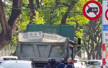 Phạt tiền, trừ điểm bằng lái tài xế xe ben chục tấn chạy vào đường cấm ở Đà Nẵng