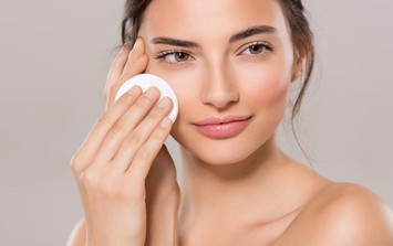 Tẩy trang đúng cách làm sạch da, ngừa mụn