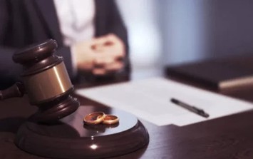 Chê vợ U90 'thiếu chí tiến thủ', cụ ông U100 quyết tâm ly hôn