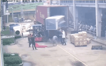 Khoảnh khắc kiện hàng lật nghiêng, đè tử vong người đàn ông ở Phú Thọ