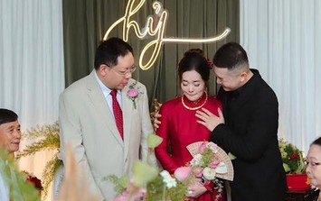 Ở vậy suốt 25 năm, mẹ được con trai ‘gả đi’ ở tuổi 53 làm nhiều người xúc động