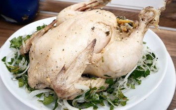 Hãy đổi vị cho gia đình bằng món gà hấp rau răm thơm nồng, mới lạ