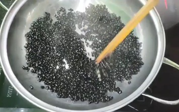Đậu đen đang giá rẻ bèo có nhiều ở chợ Việt, làm nước uống giải nhiệt, thải độc và giảm cân theo cách sau cực tốt cho ngày hè