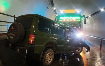 Cận cảnh xe khách giường nằm va chạm ô tô 7 chỗ trong hầm Đèo Ngang, 2 người tử vong