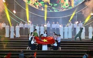 Hoà Minzy gây xúc động khi biểu diễn ca khúc của nhạc sĩ Nguyễn Văn Chung trong concert quốc gia