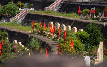 Sắc cờ đỏ phủ kín hàng ngàn mộ phần, tưởng nhớ công ơn người đã khuất dịp Quốc khánh 2/9