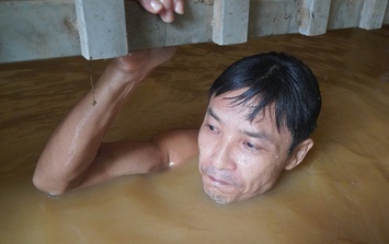 Nước sông Mã ồ ạt đổ vào nhà dân