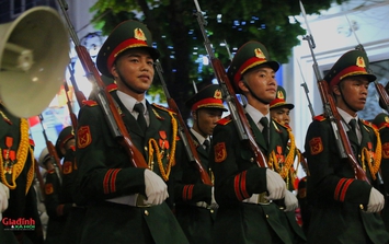 Khoảnh khắc những người lính 'đi trong vòng tay nhân dân' tại buổi sơ duyệt cấp Nhà nước lễ diễu binh, diễu hành A80