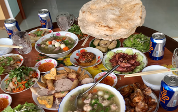 Nàng dâu Hà Nội dự đám giỗ ở miền Trung, thích mê 1 món đặc sản trên mâm cỗ