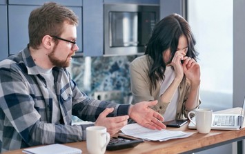 Vợ vay tiền chơi cờ bạc, chu cấp tình trẻ: Chồng có phải trả nợ khi ly hôn?