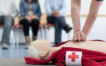 Khi cấp cứu cho bệnh nhân ngừng tuần hoàn hô hấp, bác sĩ lưu ý điều gì?