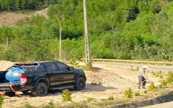 Người chồng biến 'cung đường đau buồn' thành vườn hoa rực rỡ tưởng nhớ vợ