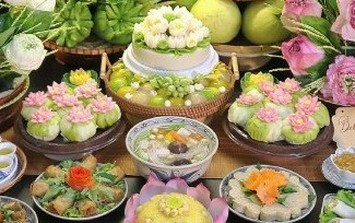 Mẹ đảm đứng bếp 4 tiếng, làm mâm cỗ Rằm tháng 7 đẹp mỹ mãn