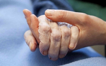 Bố mẹ ly hôn 15 năm, quyết định của mẹ khiến tôi lặng người khi bố ung thư