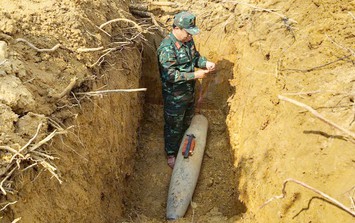 Trục vớt, tiêu hủy quả bom 250kg sót lại sau chiến tranh trên sông Lam