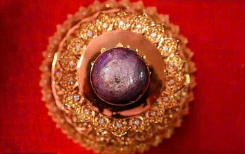 Phát hiện viên sapphire nặng 3.563 carat trị giá tới 10.507 tỷ đồng gây chấn động thế giới