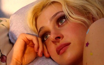 Phim của con dâu Beckham ngập cảnh 18+