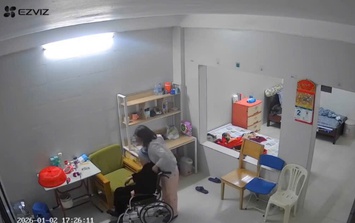 Hà Nội: Xem camera, con trai bàng hoàng phát hiện mẹ 90 tuổi bị giúp việc bạo hành 