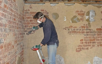 Cải tạo nhà, cặp vợ chồng phát hiện ra "kho báu" ẩn giấu trong tường