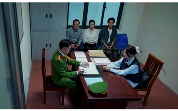 Gia đình đưa Ánh Dương ra cơ quan công an tố cáo kẻ 'tống tình'