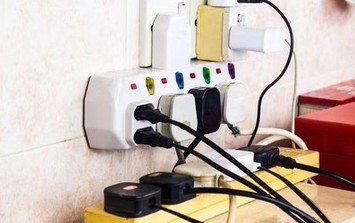 Hiểm họa từ việc dùng ổ cắm điện bạn cần tránh