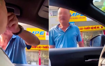 Hà Nội: Danh tính người đàn ông đi xe máy chặn đầu, hành hung tài xế ô tô giữa đường