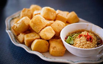 Rán đậu phụ có cần ngâm nước muối trước không? Mẹo giúp đậu vàng giòn, ít vỡ