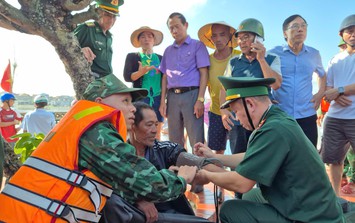 Cứu ngư dân mất tích, trôi dạt trên biển gần 2 ngày