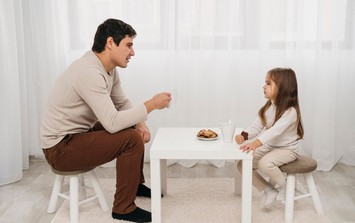 4 cách nuôi dạy con khiến cha mẹ về già dễ cô đơn