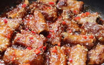 Cuối tuần làm sườn non rim mắm tỏi, miếng sườn óng vàng, đậm vị, hao cơm