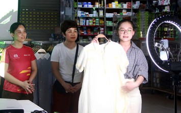 Chợ truyền thống vắng khách, tiểu thương lên mạng tìm người mua