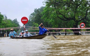 Bật mí nguyên nhân khiến miền Trung vẫn mưa như trút nước