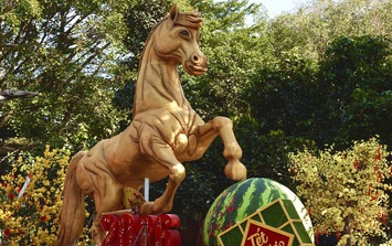 Nghệ nhân từng lập kỷ lục Việt Nam với 'rồng lu' tiếp tục ra mắt linh vật ngựa