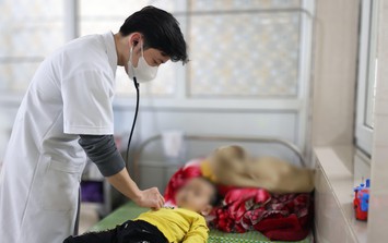 Ninh Bình: Bé 3 tuổi nhập viện cấp cứu sau khi uống nhầm axit trong chai nhựa