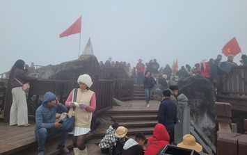 Đỉnh Fansipan ken đặc du khách ngày Mùng 4 Tết Nguyên đán