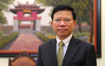 Hiệu trưởng Trường Đại học KHXH&NV nhận Huân chương Cành cọ hàn lâm của Pháp