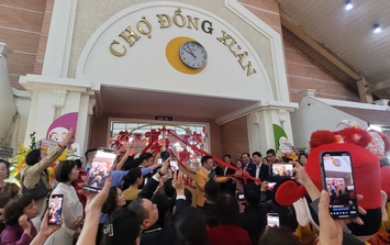 Bắt đầu kinh doanh trở lại trong ngày vía Thần Tài, tiểu thương mong mỏi một năm mới mua may, bán đắt