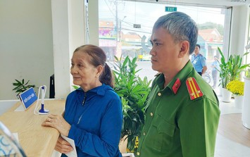 Cụ bà ‘hốt hoảng’ khi nhận 2 tỷ đồng từ tài khoản lạ