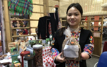 Chợ hoa Xuân Phố cổ 2026: Sinh viên dân tộc Dao tranh thủ bán nông sản Tết, 'theo đuổi' giấc mơ giảng đường