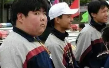 Cuộc sống hiện tại gây bất ngờ của 'chàng béo nhỏ' khi vào tuổi trung niên từng gây bão mạng xã hội cách đây 23 năm