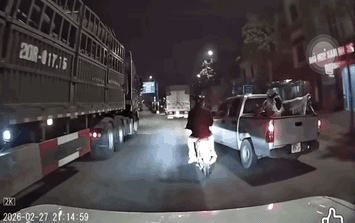 Ô tô bán tải tạt đầu xe máy khiến 3 người suýt lao vào gầm xe tải: Tài xế đối diện hình phạt cực nặng?